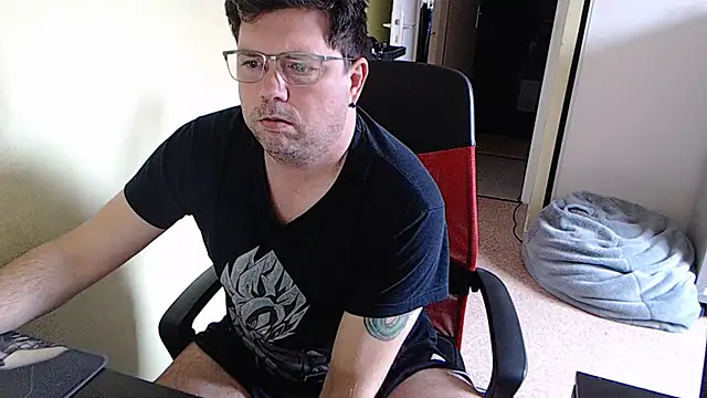 Snapshot of blueandwhite1 chatting on 02/18/25, 03:31 blueandwhite1 online show from 02/18/25, 03:31