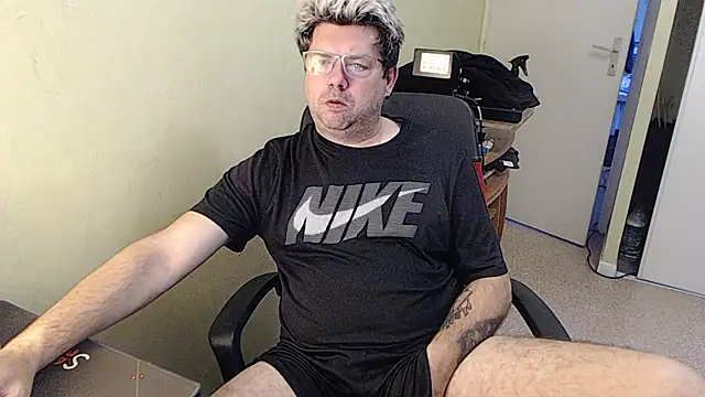 Snapshot of blueandwhite1 chatting on 01/11/25, 08:11 blueandwhite1 online show from 01/11/25, 08:11