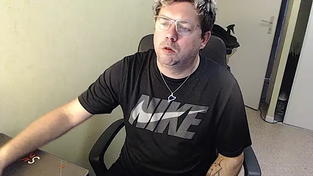 Snapshot of blueandwhite1 chatting on 01/10/25, 03:37 blueandwhite1 online show from 01/10/25, 03:37