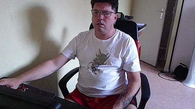 Snapshot of blueandwhite1 chatting on 11/04/25, 03:38 blueandwhite1 online show from 11/04/25, 03:38