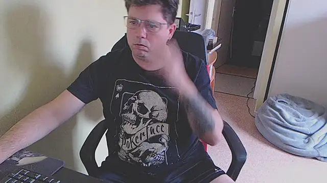 Snapshot of blueandwhite1 chatting on 02/13/25, 03:45 blueandwhite1 online show from 02/13/25, 03:45