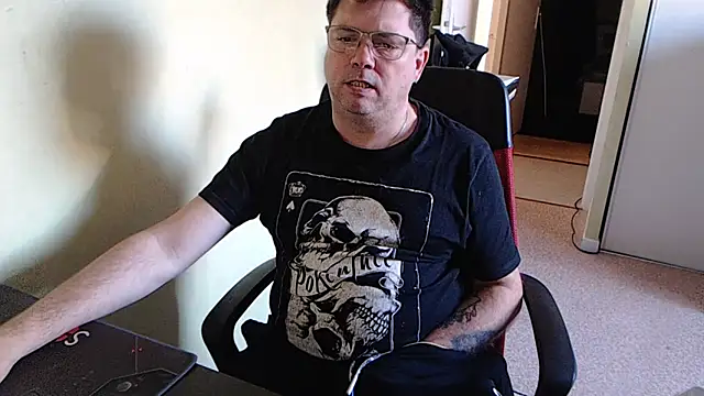 Snapshot of blueandwhite1 chatting on 02/02/25, 04:11 blueandwhite1 online show from 02/02/25, 04:11