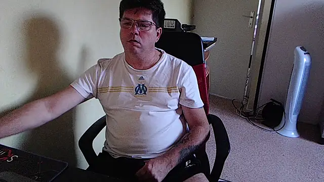 Snapshot of blueandwhite1 chatting on 10/13/25, 04:52 blueandwhite1 online show from 10/13/25, 04:52