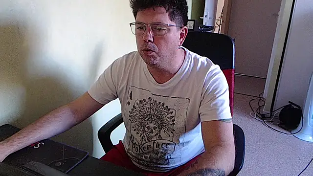 Snapshot of blueandwhite1 chatting on 10/30/25, 03:31 blueandwhite1 online show from 10/30/25, 03:31