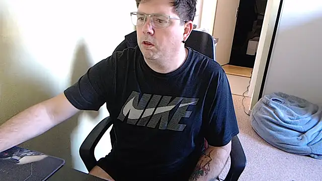 Snapshot of blueandwhite1 chatting on 02/14/25, 03:58 blueandwhite1 online show from 02/14/25, 03:58