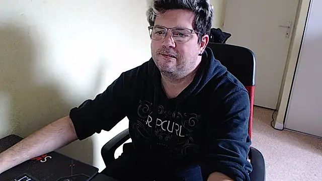 Snapshot of blueandwhite1 chatting on 01/26/25, 01:36 blueandwhite1 online show from 01/26/25, 01:36