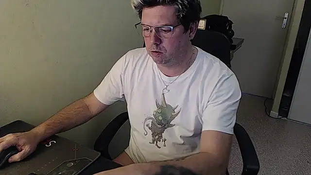 Snapshot of blueandwhite1 chatting on 01/14/25, 03:15 blueandwhite1 online show from 01/14/25, 03:15