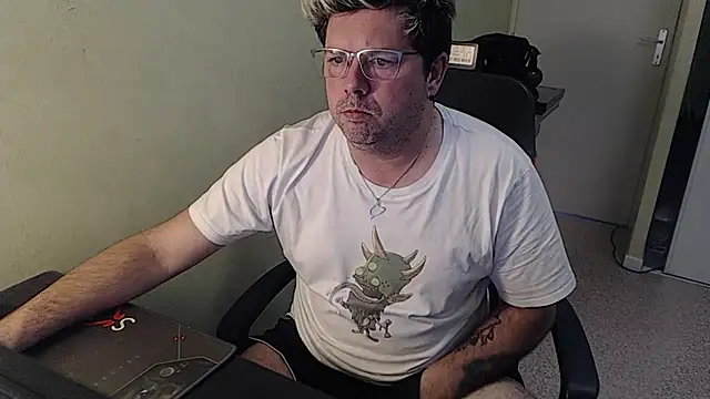 Snapshot of blueandwhite1 chatting on 01/17/25, 03:32 blueandwhite1 online show from 01/17/25, 03:32