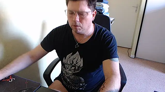 Snapshot of blueandwhite1 chatting on 02/05/25, 03:31 blueandwhite1 online show from 02/05/25, 03:31