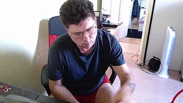 Snapshot of blueandwhite1 chatting on 10/21/25, 02:27 blueandwhite1 online show from 10/21/25, 02:27