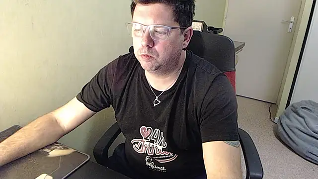 Snapshot of blueandwhite1 chatting on 02/10/25, 05:19 blueandwhite1 online show from 02/10/25, 05:19