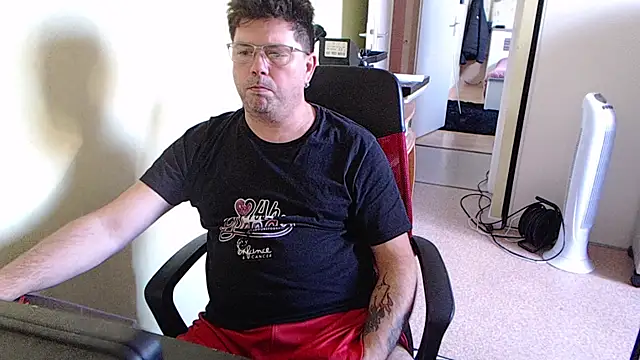 Snapshot of blueandwhite1 chatting on 10/24/25, 02:49 blueandwhite1 online show from 10/24/25, 02:49