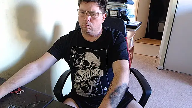 Snapshot of blueandwhite1 chatting on 02/04/25, 03:57 blueandwhite1 online show from 02/04/25, 03:57