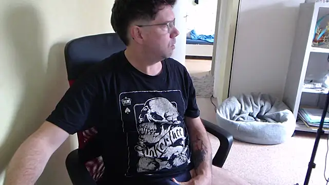 blueandwhite1 online show from 05/06/26, 07:34
