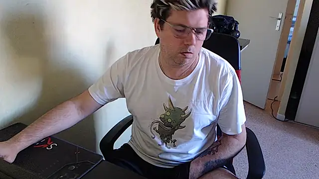 Snapshot of blueandwhite1 chatting on 01/15/25, 03:29 blueandwhite1 online show from 01/15/25, 03:29