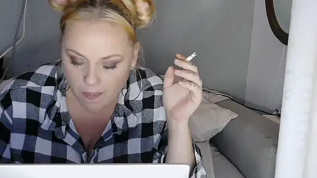 Snapshot of sweetsinzz chatting on 10/25/25, 02:33 sweetsinzz online show from 10/25/25, 02:33