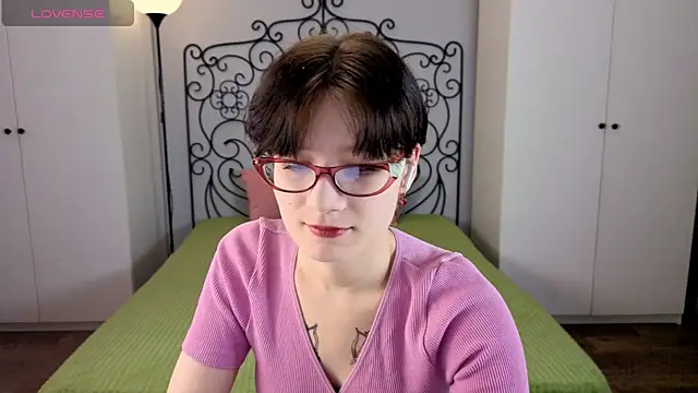 Snapshot of oliviafairy1 chatting on 09/30/25, 04:02 oliviafairy1 online show from 09/30/25, 04:02