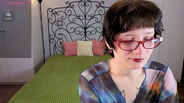 Snapshot of oliviafairy1 chatting on 10/10/25, 02:51 oliviafairy1 online show from 10/10/25, 02:51
