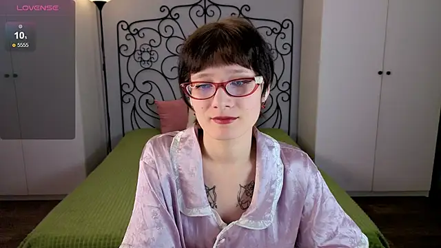 Snapshot of oliviafairy1 chatting on 10/18/25, 04:53 oliviafairy1 online show from 10/18/25, 04:53