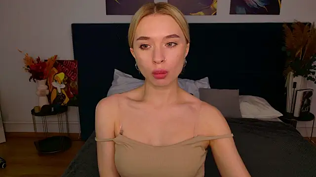 Snapshot of RachelColon chatting on 09/22/25, 10:21 RachelColon online show from 09/22/25, 10:21