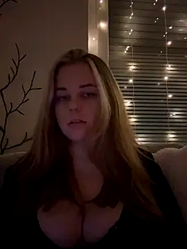 Snapshot of ItsLxsa chatting on 10/20/25, 10:43 ItsLxsa online show from 10/20/25, 10:43