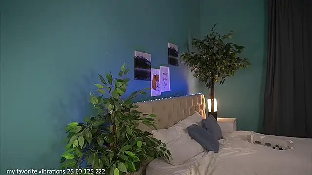 Lisafoxy  online show from 06/25/26, 12:30