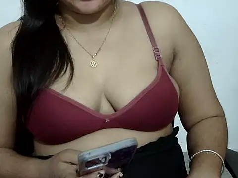 Mon-Luv online show from 12/04/25, 09:47