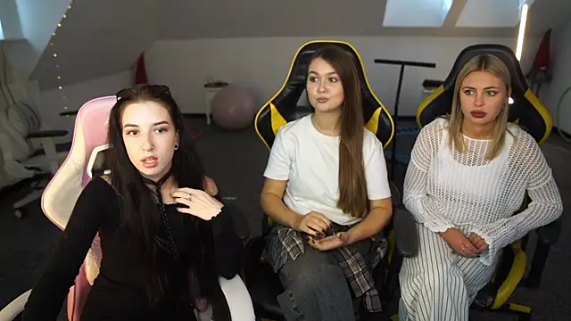 Snapshot of _Lili_054 chatting on 09/22/25, 10:32  Lili 054 online show from 09/22/25, 10:32