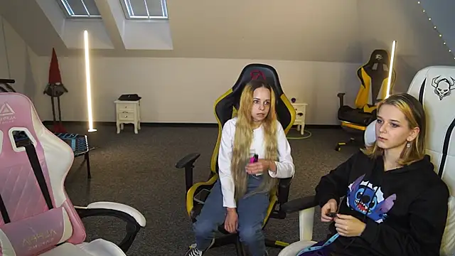 Snapshot of _Lili_054 chatting on 09/30/25, 10:43  Lili 054 online show from 09/30/25, 10:43