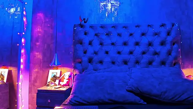 yiyisandoval online show from 11/18/25, 07:50