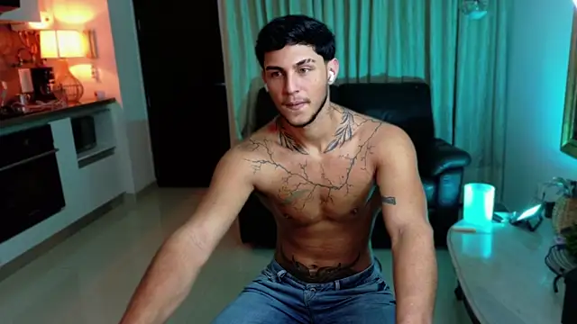 Snapshot of LeoCavalli_ chatting on 10/30/25, 04:44 LeoCavalli  online show from 10/30/25, 04:44