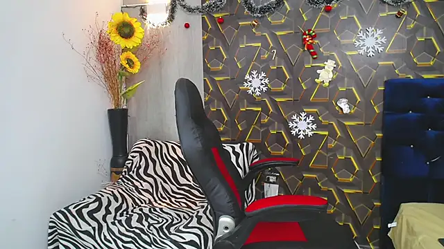 miss leidy  online show from 11/27/25, 03:29