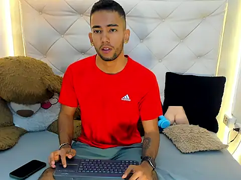 Snapshot of MaicolParker_ chatting on 04/08/26, 01:23 MaicolParker online show from 04/08/26, 01:23