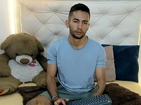 Snapshot of MaicolParker_ chatting on 03/20/26, 01:23 MaicolParker online show from 03/20/26, 01:23