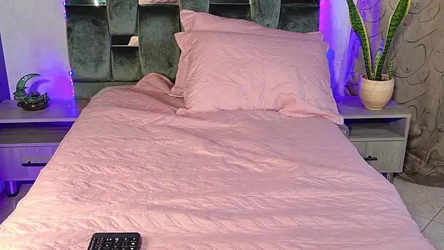 Luna sophya online show from 10/23/25, 08:51