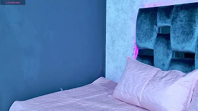 Luna sophya online show from 09/27/25, 11:49