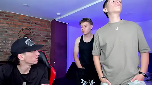 Snapshot of Handsomeboyss19 chatting on 03/04/26, 10:50 Handsomeboyss19 online show from 03/04/26, 10:50