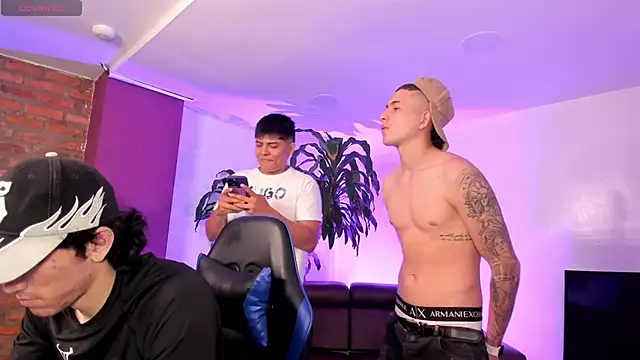 Snapshot of Handsomeboyss19 chatting on 11/28/25, 02:56 Handsomeboyss19 online show from 11/28/25, 02:56