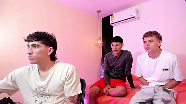 Snapshot of Handsomeboyss19 chatting on 02/03/26, 01:49 Handsomeboyss19 online show from 02/03/26, 01:49