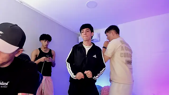 Handsomeboyss19 online show from 06/10/26, 08:43