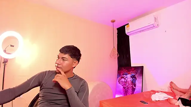 Snapshot of Handsomeboyss19 chatting on 02/03/26, 06:40 Handsomeboyss19 online show from 02/03/26, 06:40