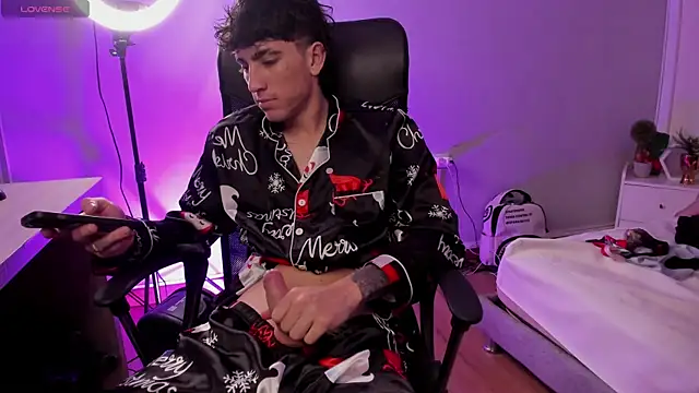 Snapshot of Handsomeboyss19 chatting on 12/17/25, 02:05 Handsomeboyss19 online show from 12/17/25, 02:05