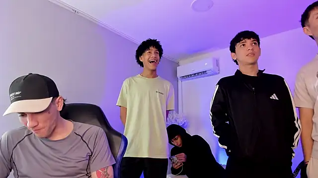 Handsomeboyss19 online show from 06/12/26, 08:39