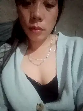 Snapshot of Phuong_xxx chatting on 12/18/25, 11:08 Phuong xxx online show from 12/18/25, 11:08