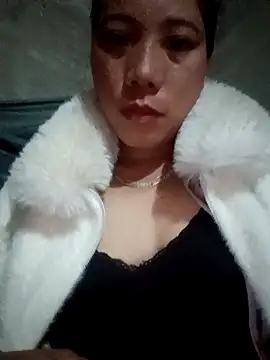 Snapshot of Phuong_xxx chatting on 12/17/25, 09:31 Phuong xxx online show from 12/17/25, 09:31