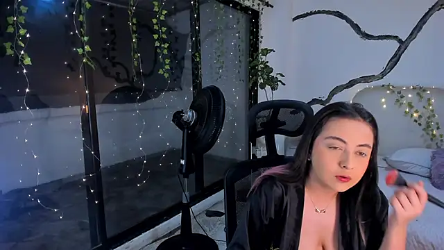 SarahCastro1  online show from 11/19/25, 05:29