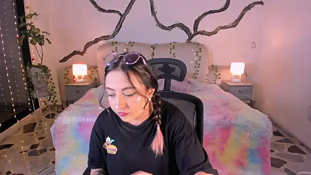 SarahCastro1  online show from 11/25/25, 04:35