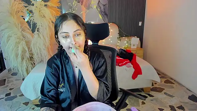 SarahCastro1  online show from 02/18/26, 04:21