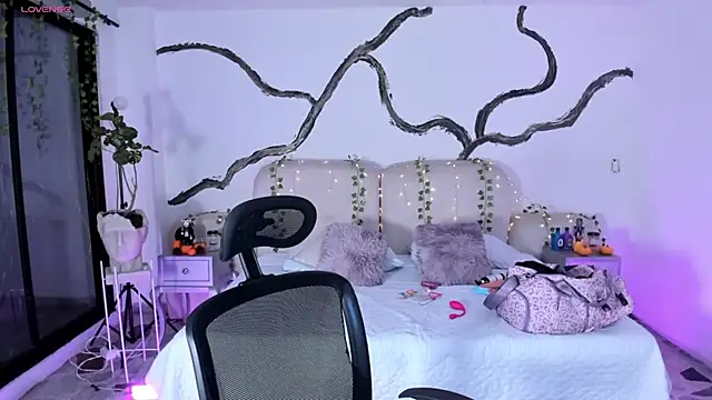 SarahCastro1  online show from 10/26/25, 04:46