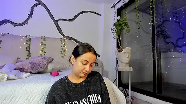 SarahCastro1  online show from 10/06/25, 02:02